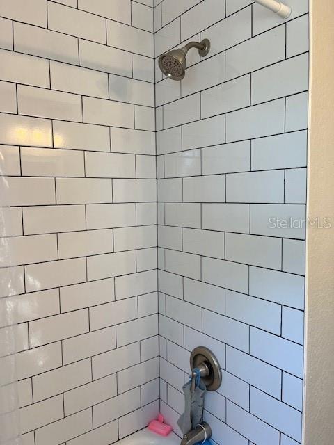 bathroom with tiled shower / bath combo