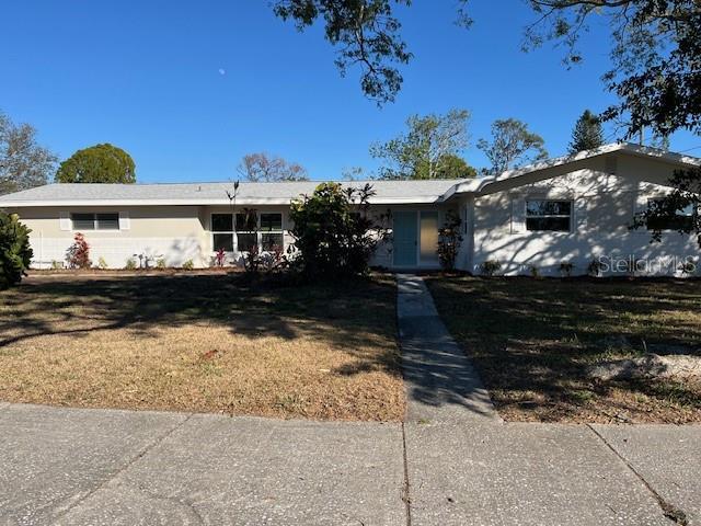 single story home featuring a front lawn