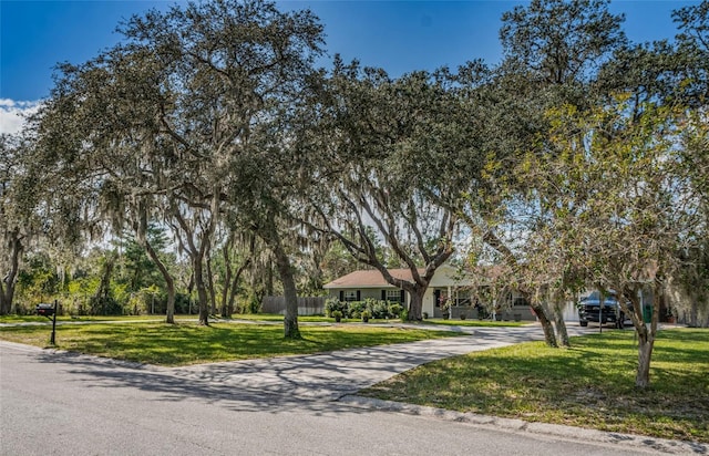 view of front of home featuring a front yard