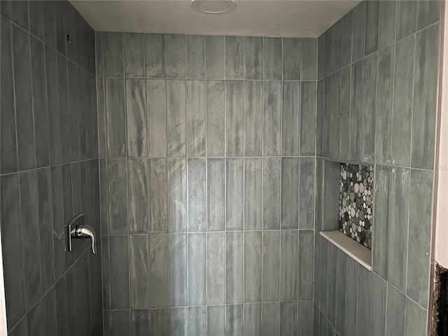 bathroom featuring a tile shower