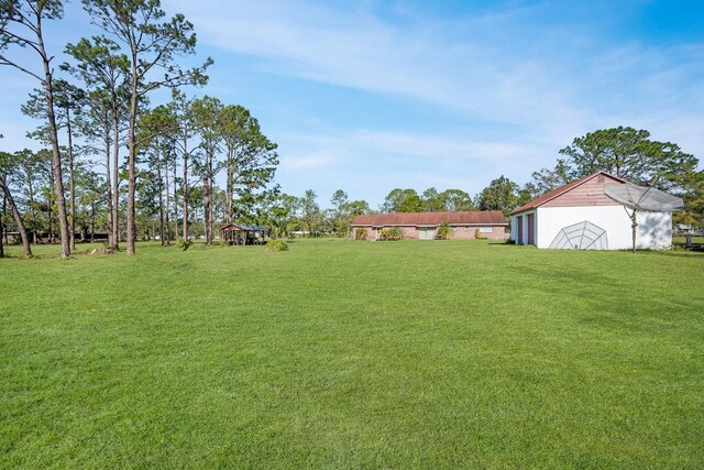 view of yard with an outdoor structure