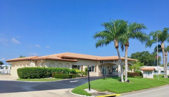 view of front facade with a front yard