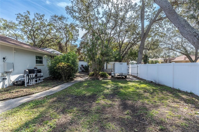 view of yard featuring a storage shed