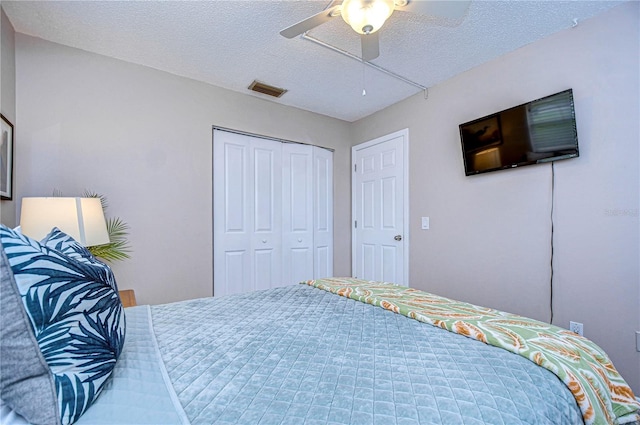 bedroom featuring ceiling fan and a textured ceiling