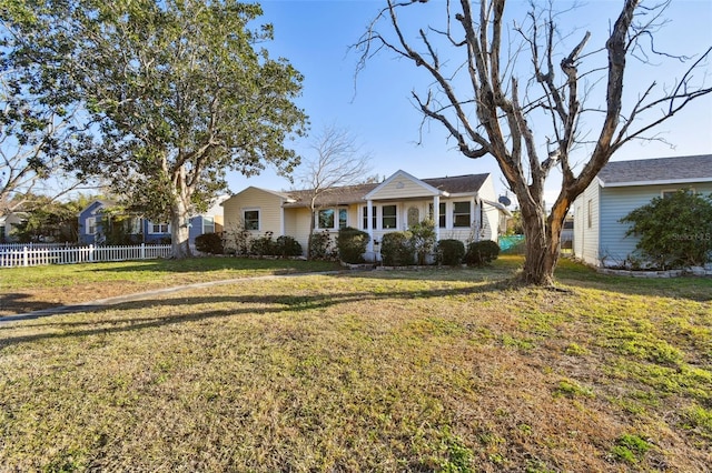 ranch-style home featuring a front lawn