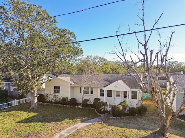 ranch-style house featuring a front yard