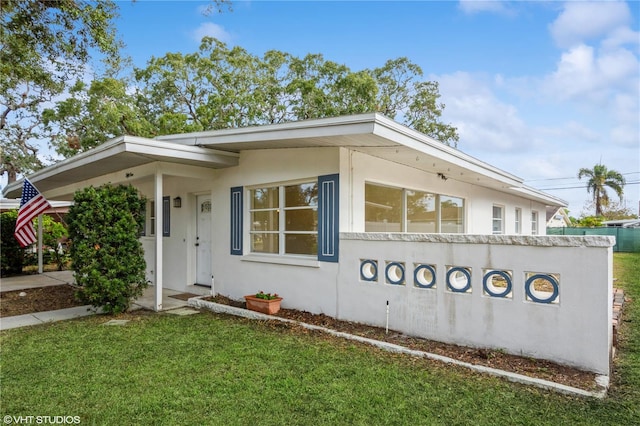 view of front of home featuring a front yard