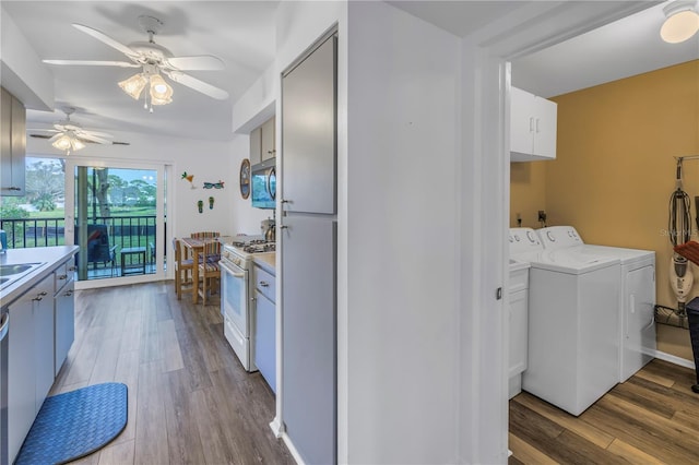 8174 Terrace Garden Dr N Unit 110, Saint Petersburg, FL 33709 - kitchen featuring white gas stove, independent washer and dryer, ceiling fan, light countertops, and dark wood finished floors