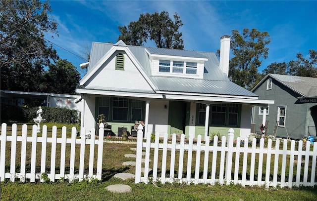 view of front of property featuring covered porch and a front lawn