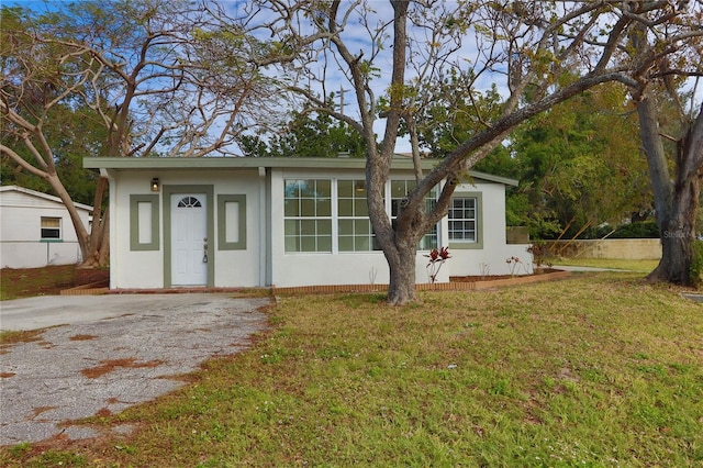 view of front facade with a front lawn