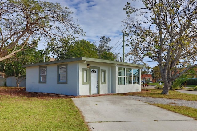 view of front of home featuring a front lawn