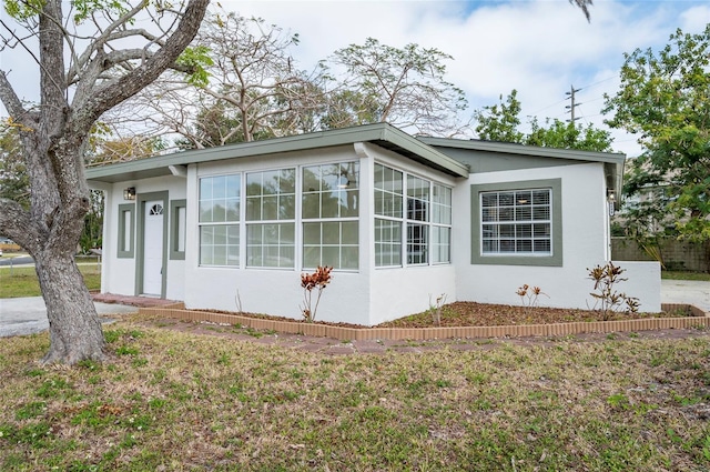 view of side of property featuring a lawn