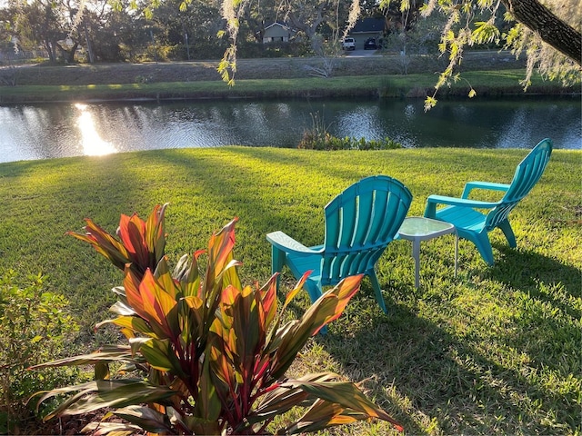 view of yard featuring a water view