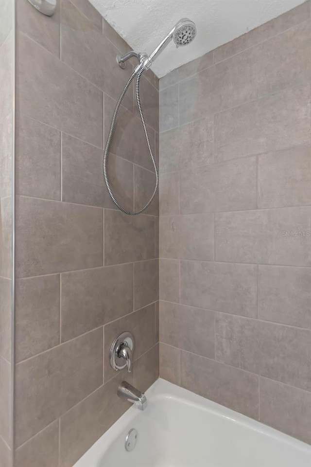 bathroom with tiled shower / bath combo