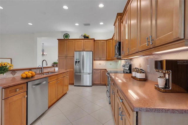 kitchen featuring a sink, tasteful backsplash, stainless steel appliances, and visible vents