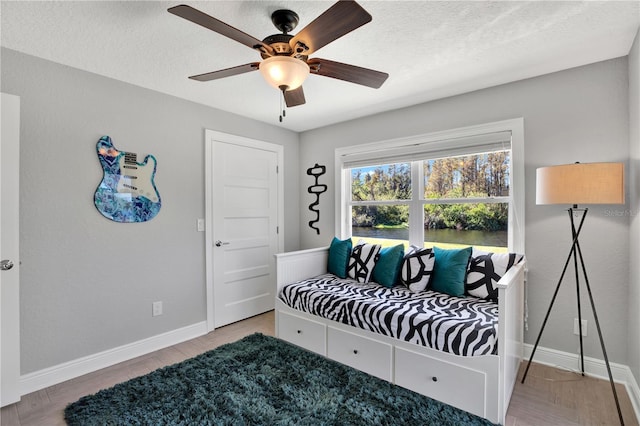 living area featuring a textured ceiling and ceiling fan