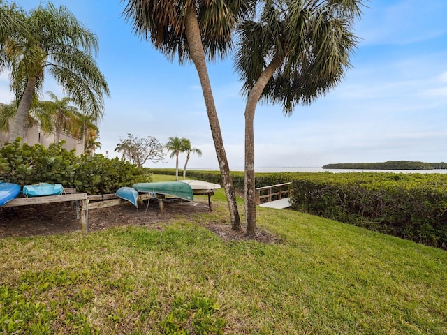 view of yard featuring a water view