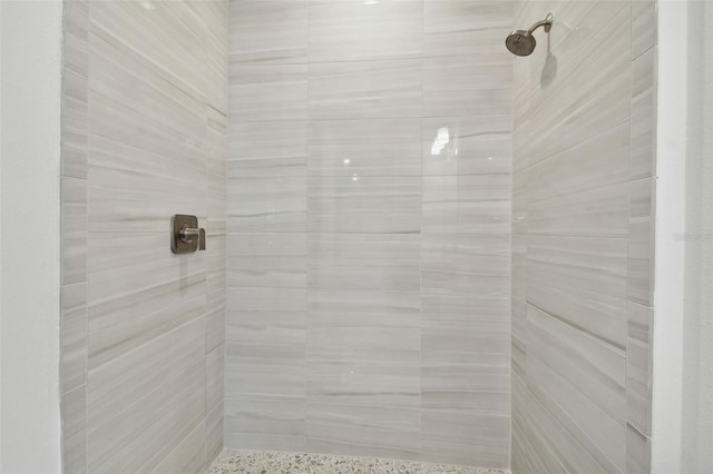 bathroom featuring a tile shower