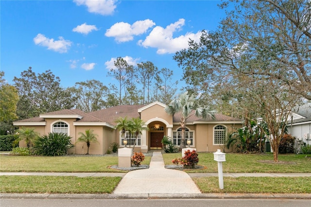 view of front facade featuring a front lawn