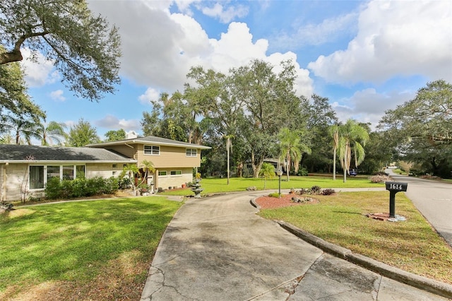 view of front of property featuring a front yard