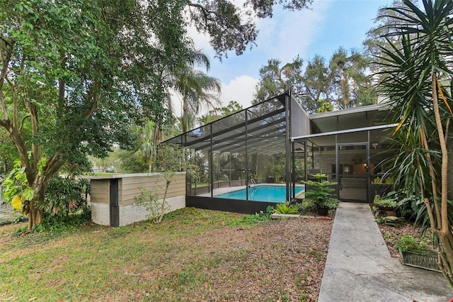 view of yard with a lanai