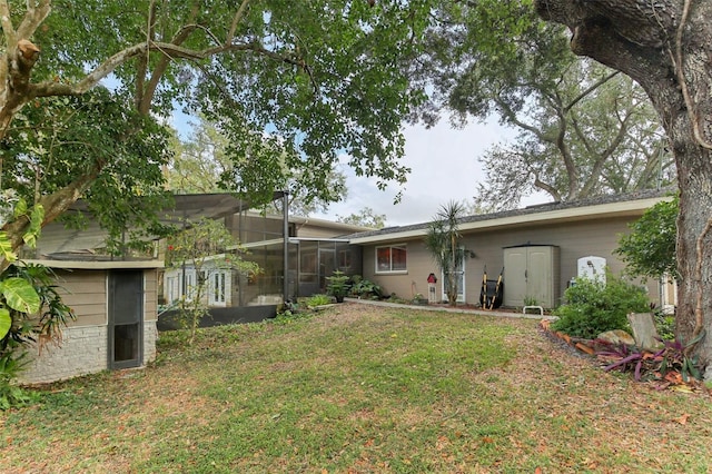 view of yard with a lanai