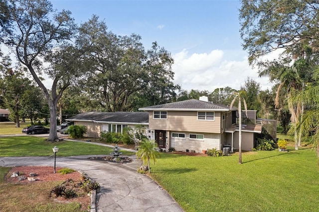 tri-level home featuring a front yard