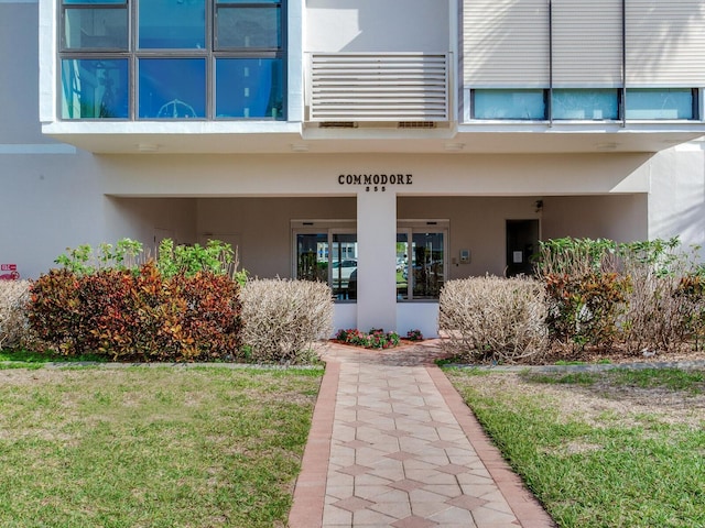 property entrance featuring a yard