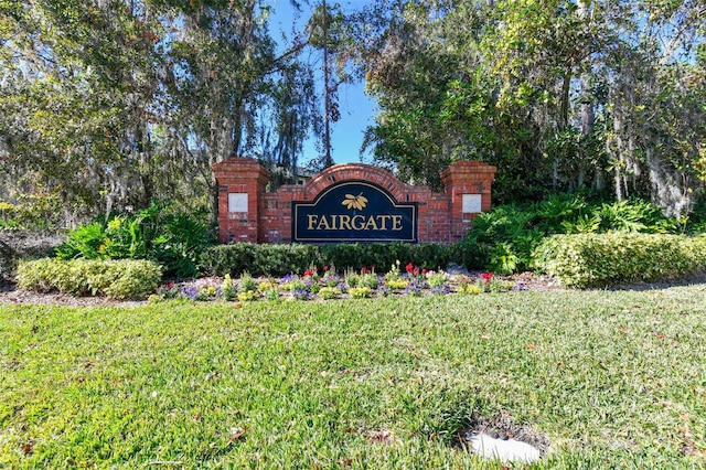 community sign featuring a yard