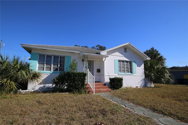 single story home featuring a front yard