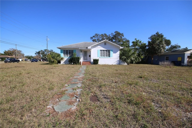 single story home featuring a front lawn