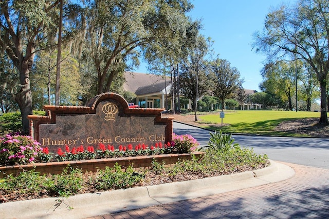 community sign with a lawn