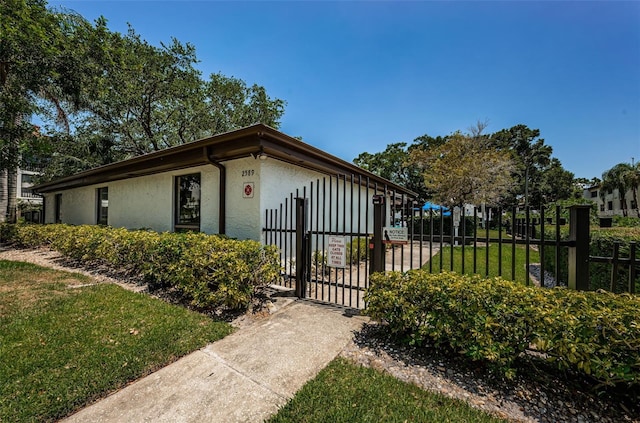 view of front of house featuring a front yard