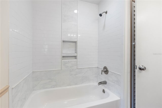 bathroom with tiled shower / bath