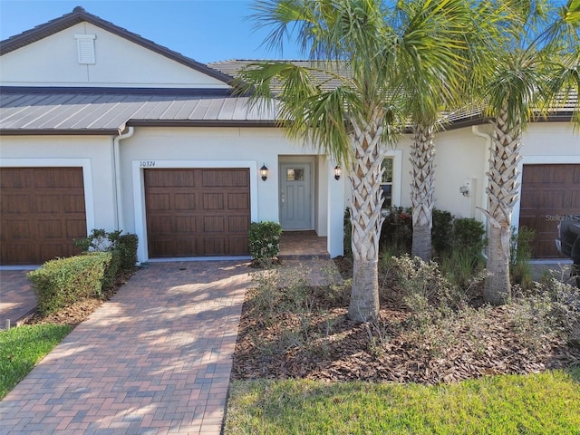 view of front facade featuring a garage