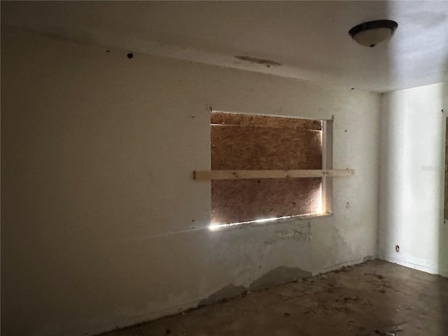 empty room featuring concrete flooring