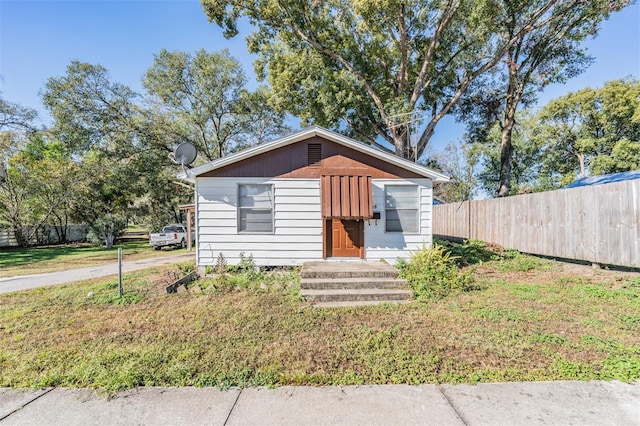 view of front of home featuring a front yard