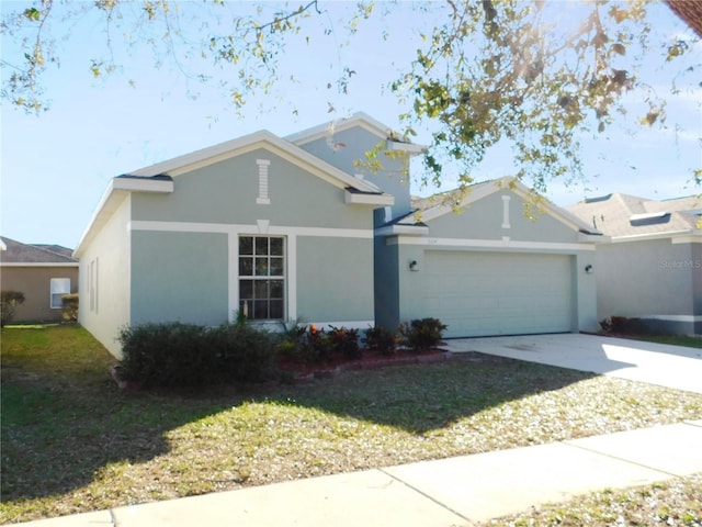 view of front of property featuring a front yard and a garage