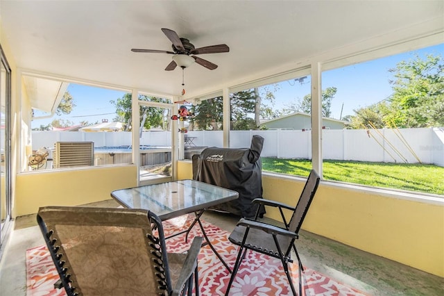 sunroom with ceiling fan