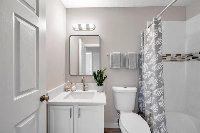 full bathroom with toilet, vanity, and shower / bath combo