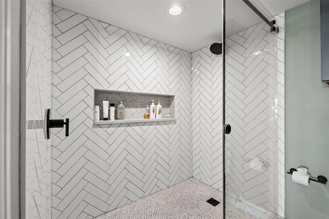 bathroom featuring a tile shower