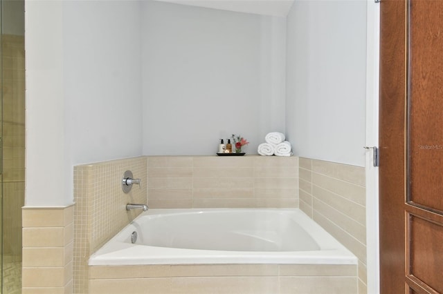 bathroom featuring tiled tub