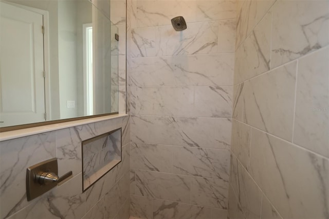 bathroom featuring tiled shower