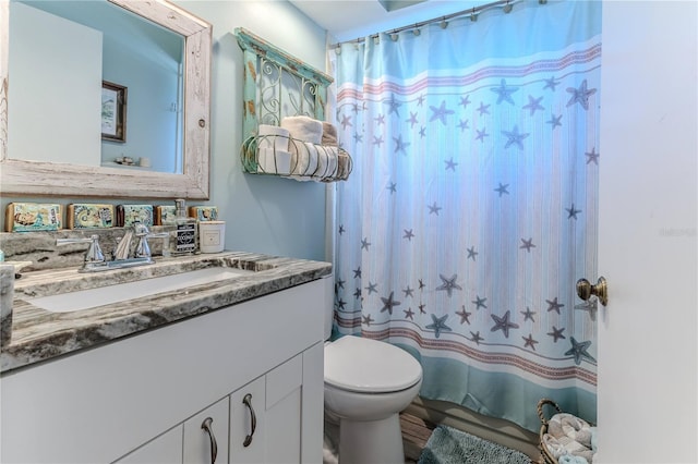 bathroom featuring a shower with shower curtain, vanity, and toilet