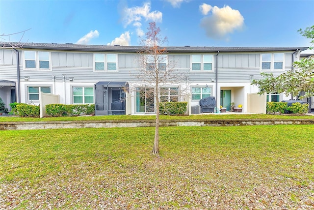 view of front of property with a front lawn