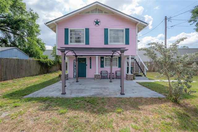 view of front of house featuring a patio area and a front yard