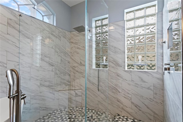 bathroom featuring tiled shower