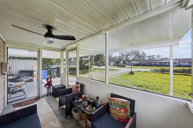 sunroom with ceiling fan