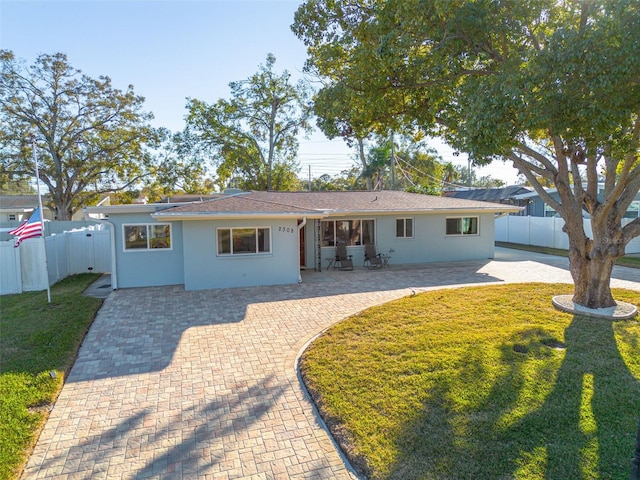 view of front of property featuring a patio and a front yard