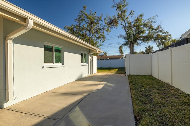 view of yard featuring a patio